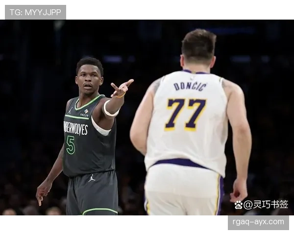 费舍尔突破组织双线发力助湖人关键时刻拉开比分