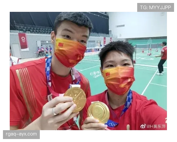 黄东萍训练室曝光，一边摆弄高级护肤品一边盯着战术板，感觉能当明星啦！