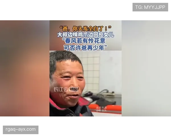 王昶训练完直接瘫在场边啃蛋白棒，这自律程度真扛不住